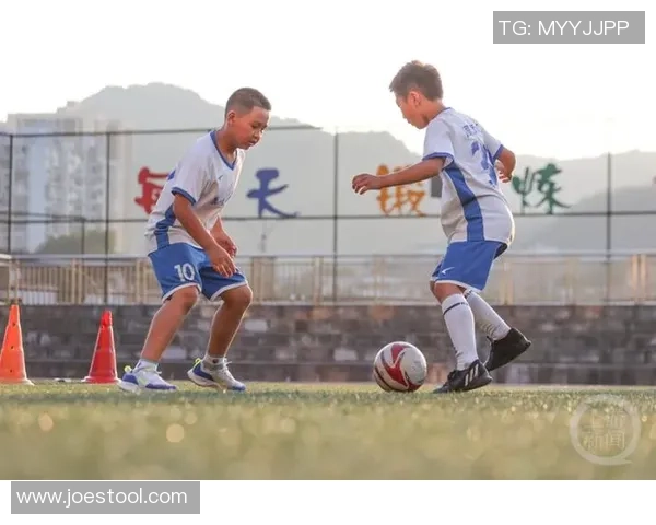 腹肌健硕球星带动足球梦想小孩燃情绿茵场逐梦未来