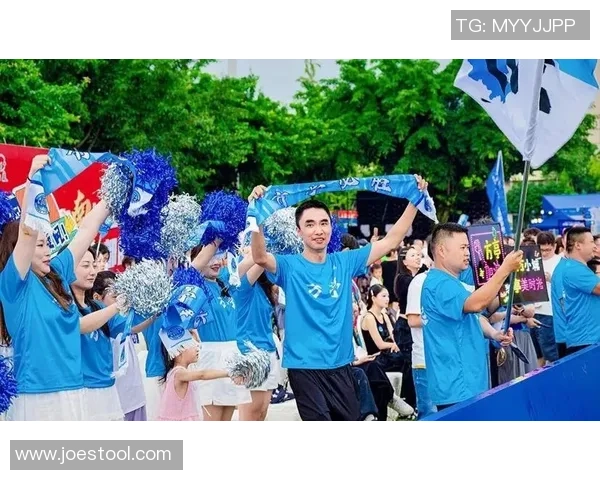 足球巨星深夜现身酒吧引球迷围观欢呼气氛瞬间点燃